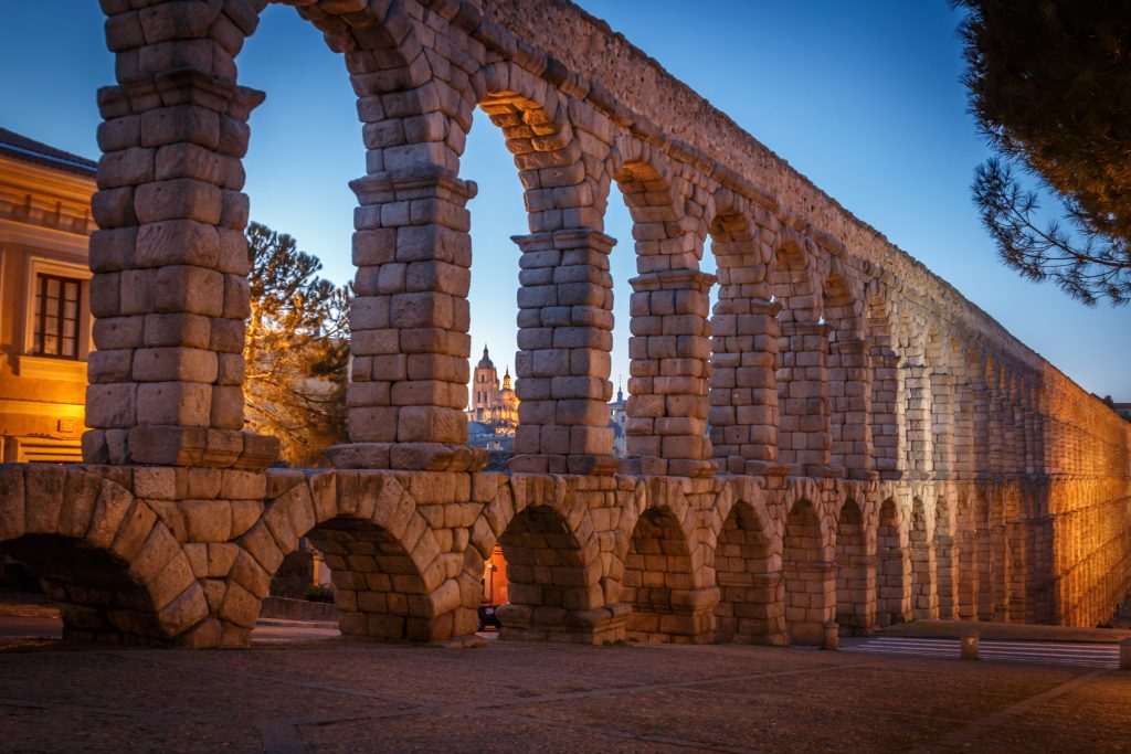 El acueducto de Segovia al anochecer. Todavía sin nieve.
